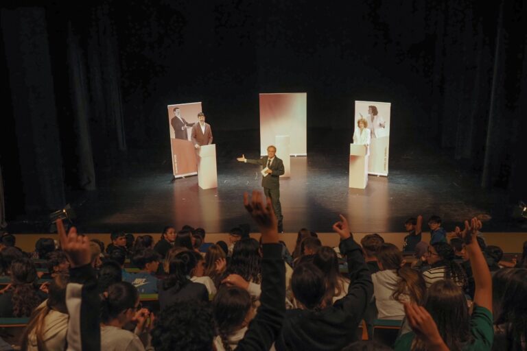 l'obra de teatre ELECCIONS amb públic escolar