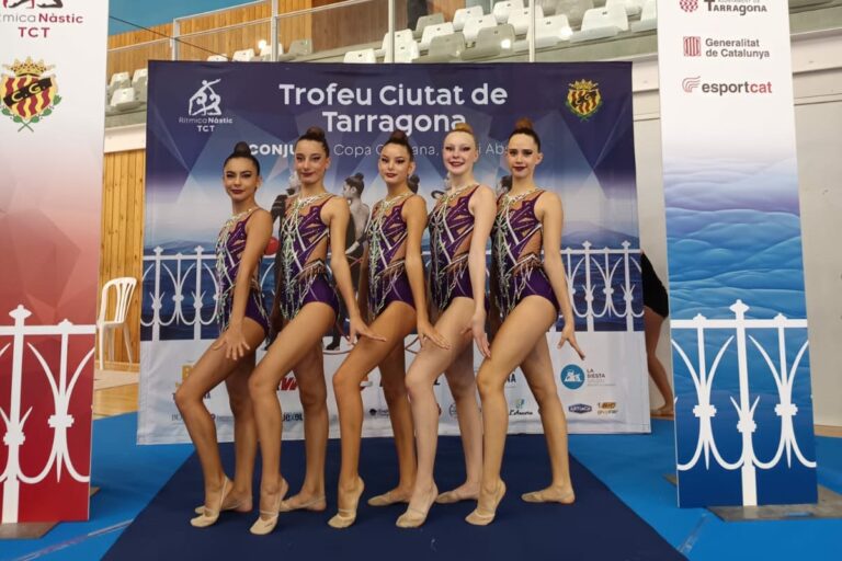 Les noies de l'Escola Gimnàstica Rítmica a Tarragona.