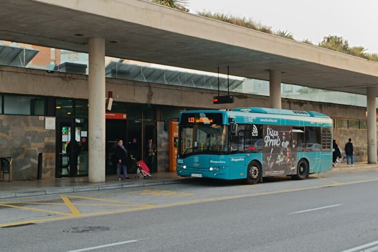 Un bus urbà, a la terminal