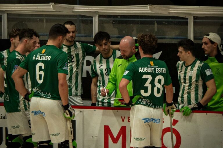 Escoltant l'entrenador (Club Hoquei Lloret)