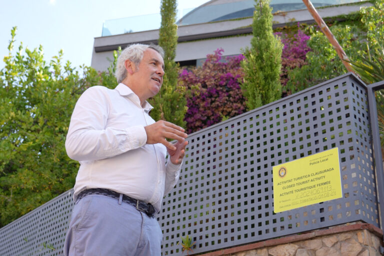 Frederic Guich, davant d'un habitatge d'ús turístic clausurat