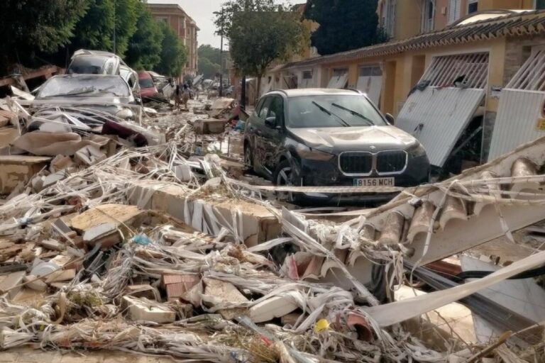 Un carrer de Massanassa després de la dana (Levante EMV)