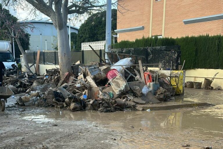 Mobles destrossats i apilats a Picanya (Toni Bueno)