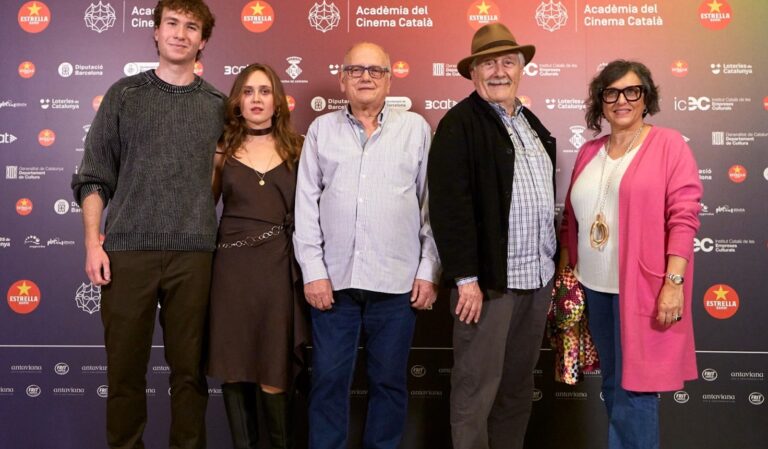 Isidor Llorca i Núria Riba amb el director i dos dels protagonistes de la pel·lícula 'Ilusión de verano' (Rescat Films)