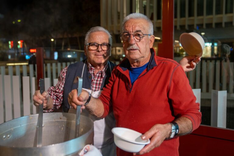 Repartint la Sopa de l'àvia el 2023 (Casal municipal de la gent gran)