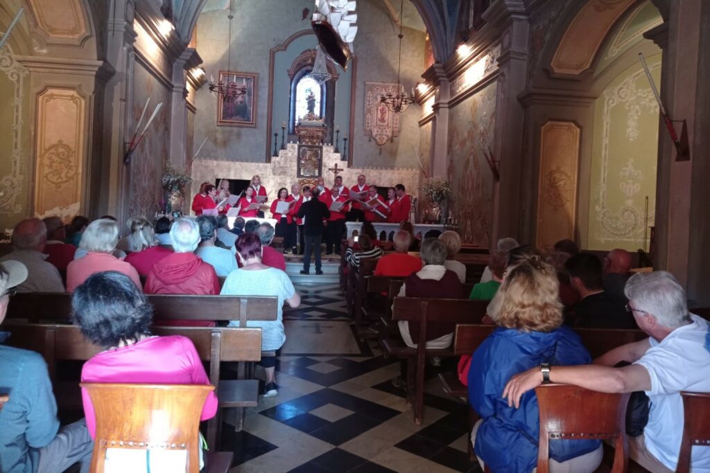 La Coral Unió Lloretenca actuant a Sant Pere el 2023 (Xino-Xano)