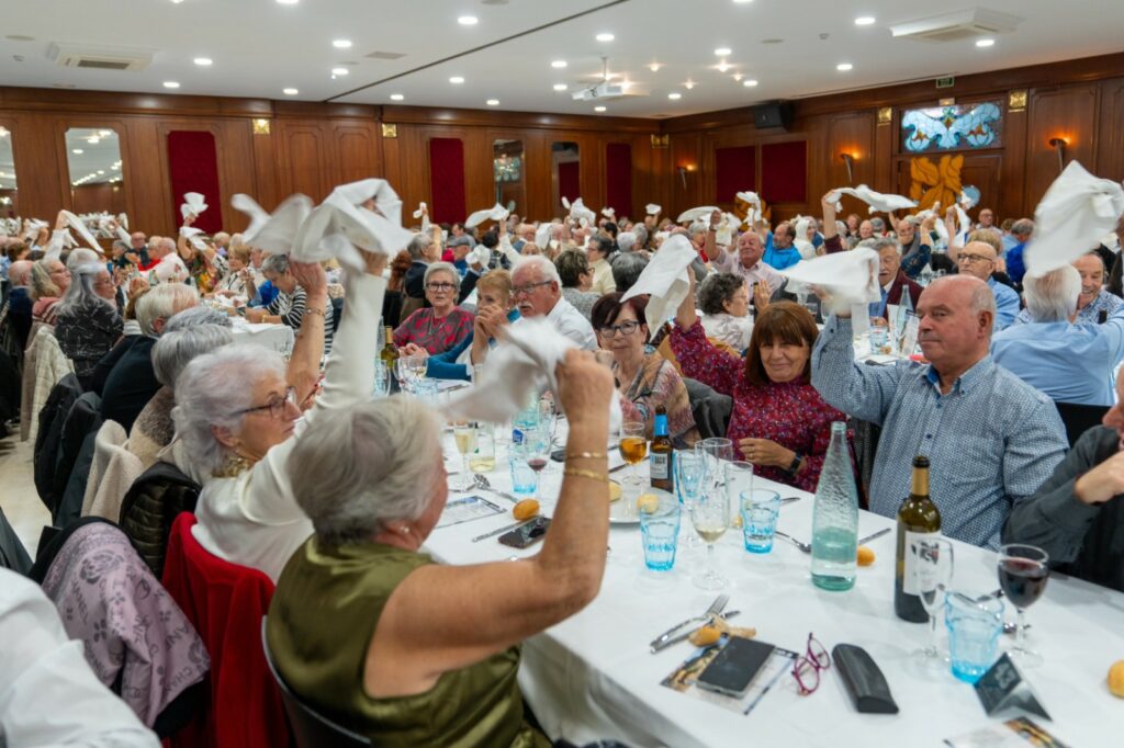 La gent animada durant el dinar d'homenatge a la gent gran (Ajuntament de Lloret de Mar)