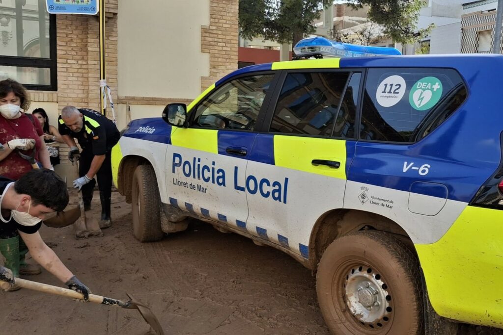 La Policia Local de Lloret ajudant als pobles afectats per la dana (Ajuntament de Lloret de Mar)