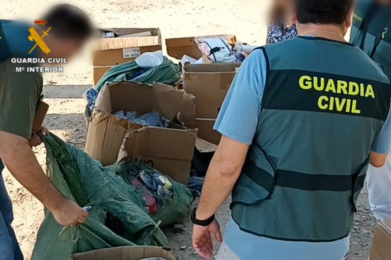 Agents amb productes falsificats (Guardia Civil)