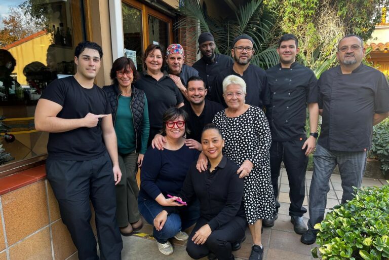 L'equip de Can Guidet davant del restaurant
