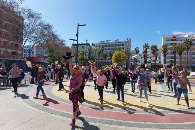 Els membres del casal en una ballada (l’Escola Dance&Fitness Lloret Ainhoa Peris)