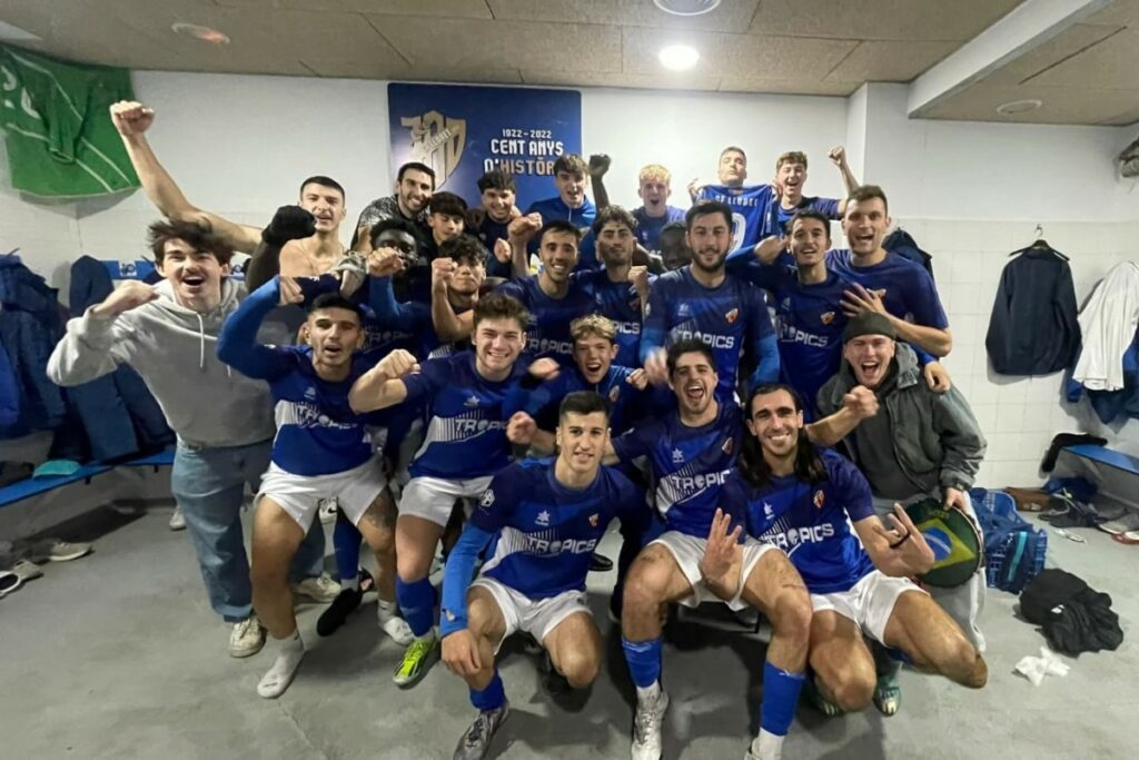 L'equip, content per la victòria (CF Lloret)