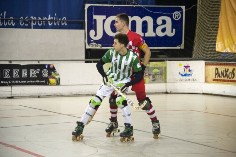 Una jugada del partit d'aquesta jornada (Club Hoquei Lloret)
