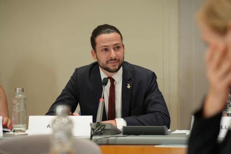 L'alcalde, Adrià Lamelas, en el ple de cartipàs, el 2023