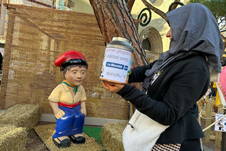 El caganer solidari de la Fira dels Sants Metges
