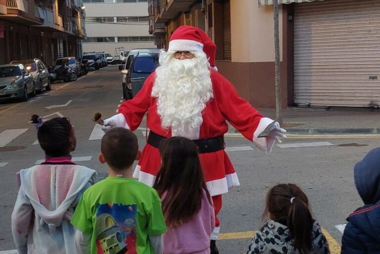 El Pare Noel rebut pels infants, el 2023 (Ass. Veïns Molí, Mas Vilà i Can Ribalaigua)
