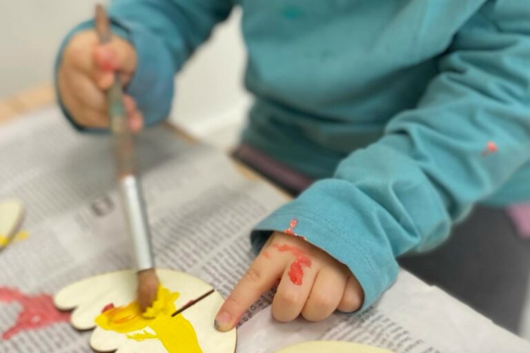 Un infant pintant (5 Sentits)