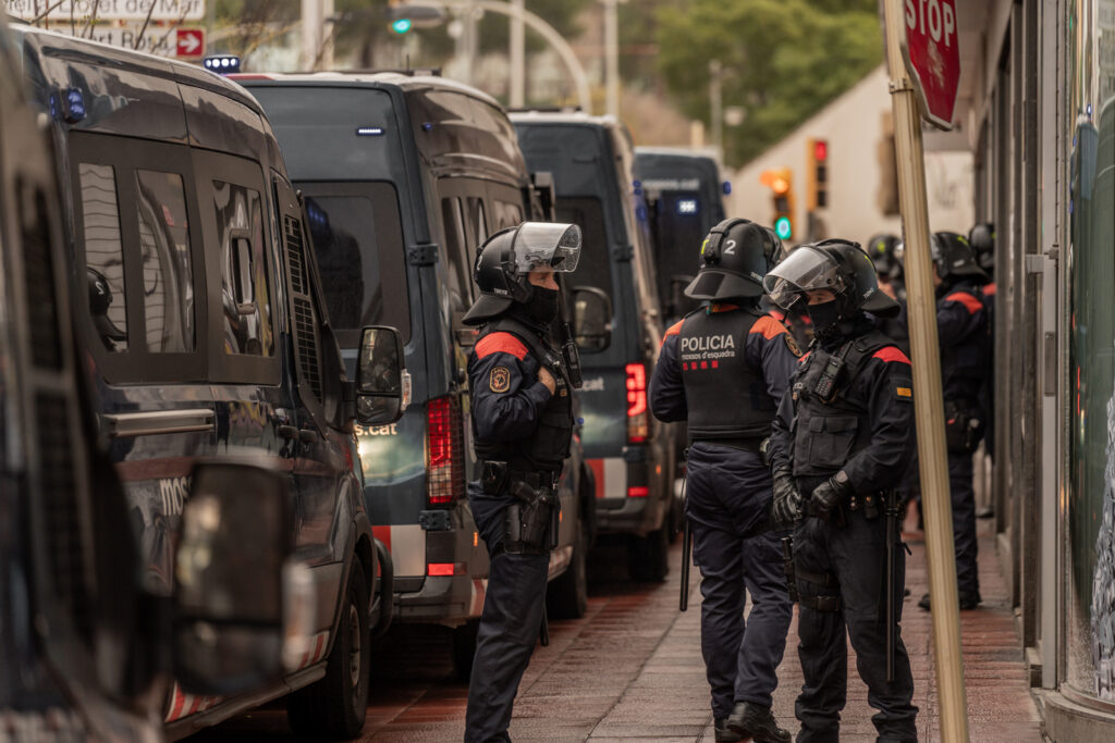 Els Mossos d'Esquadra durant el desnonament