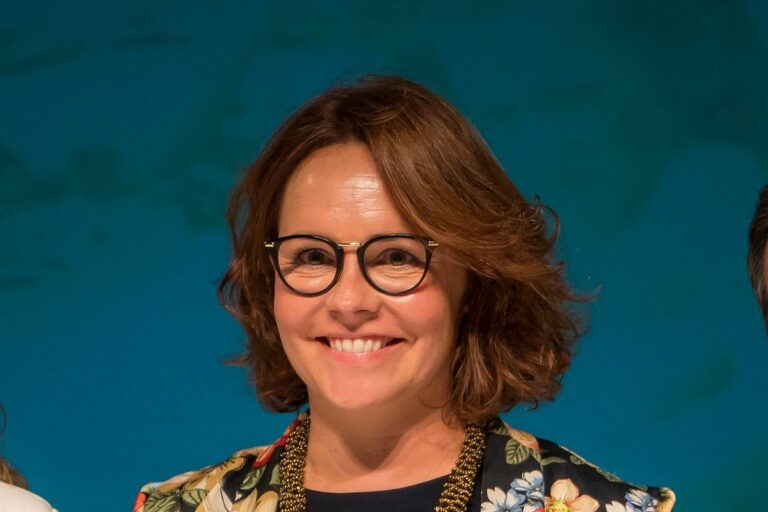 Elizabeth Keegan, guardonada amb la medalla de l'Imperi Britànic.