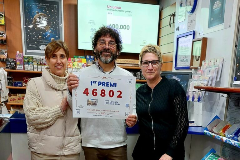 Els treballadors de l'estanc mostren el número premiat