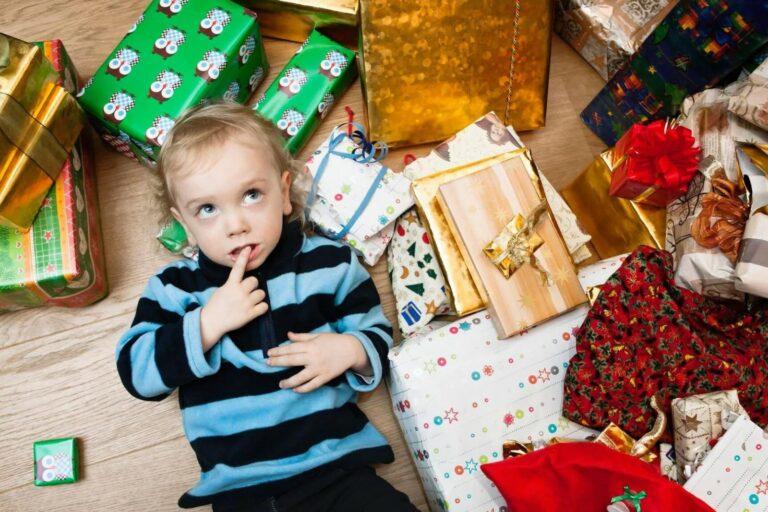 Un infant envoltat de regals (Hola)