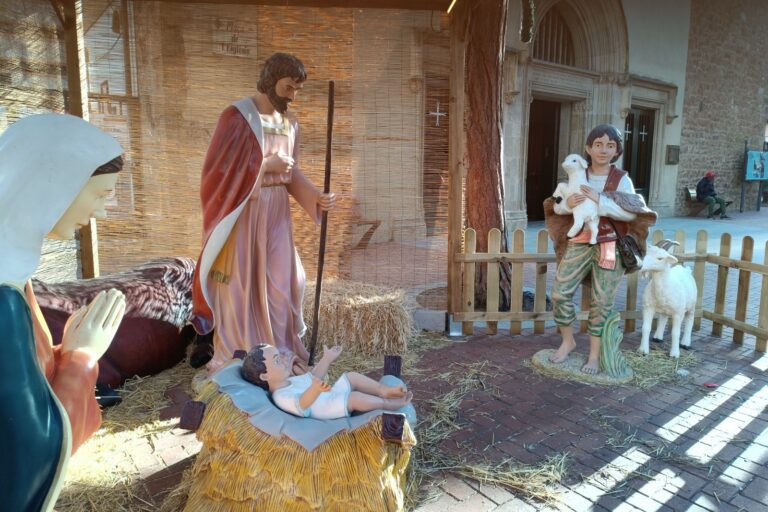 El pessebre de davant de l'església