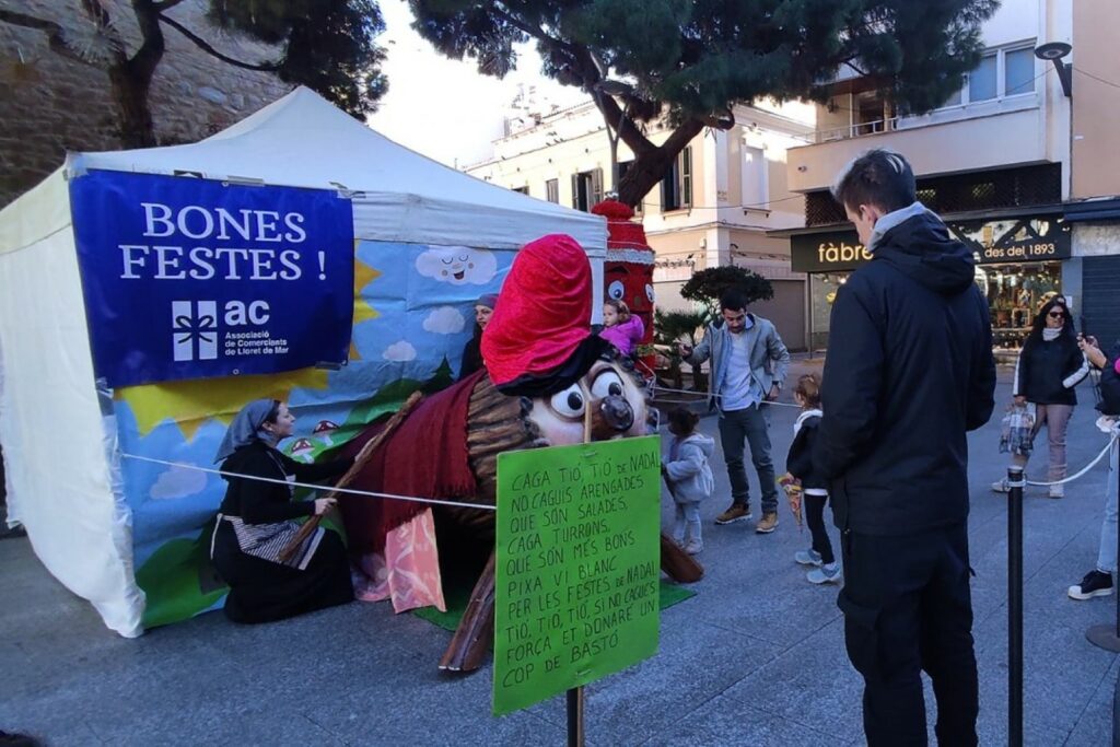 Cagant el tió, l'any passat (Associació de comerciants)