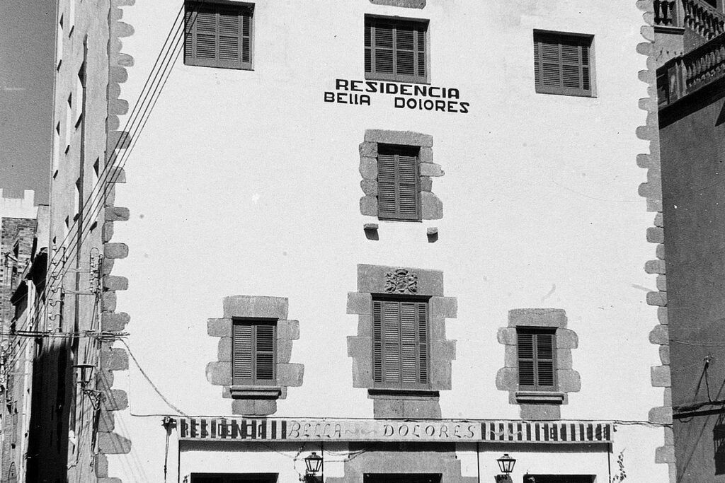 RES. Finals anys 50. Hotel Resid√®ncia Bella Dolores, ubicada a la casa coneguda com Can Illa o Cal Drapaire, una de les m√©s antigues de la Pla√ßa d‚ÄôEspanya.