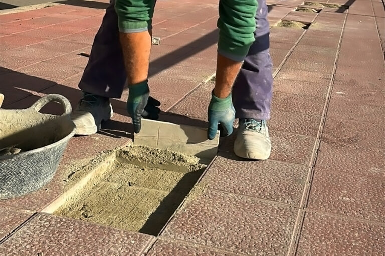 L’Ajuntament repara els panots malmesos del passeig marítim