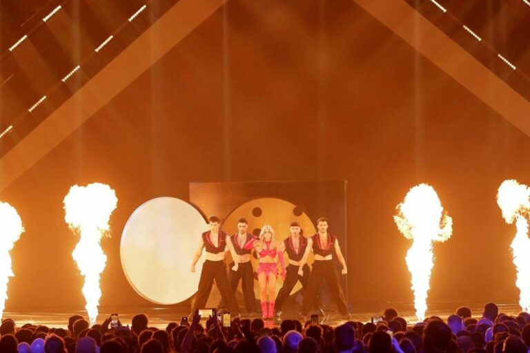 Carla Frigo, interpretant 'Bésame' al Benidorm Fest (RTVE)