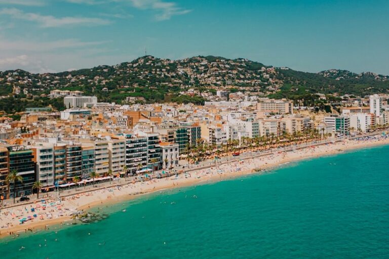 La platja de Lloret, plena de banyistes, a l'estiu.