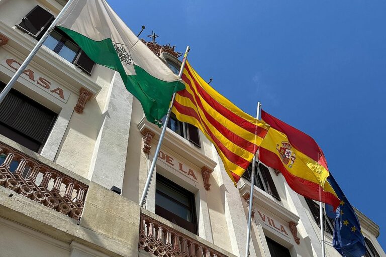 façana ajuntament amb banderes Lloret