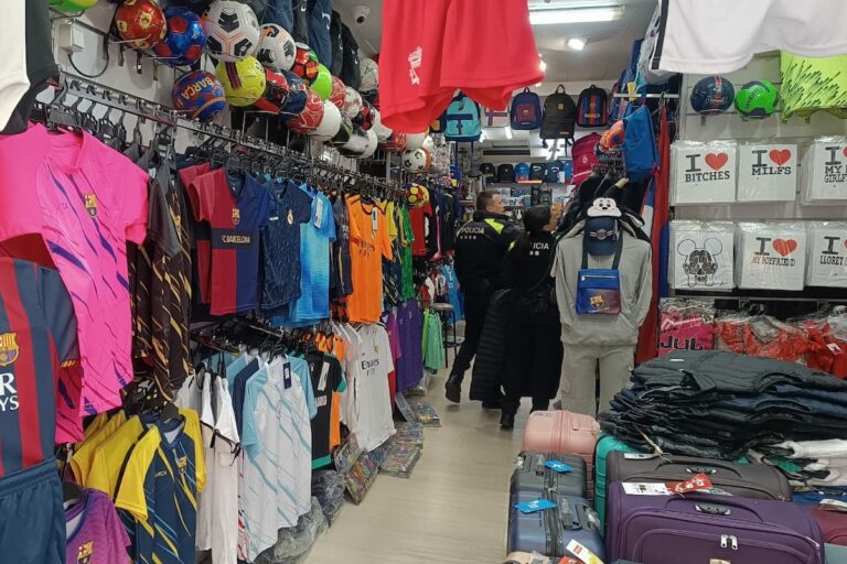 la policia local de Lloret, avui en l'establiment on han comissat les peces de roba