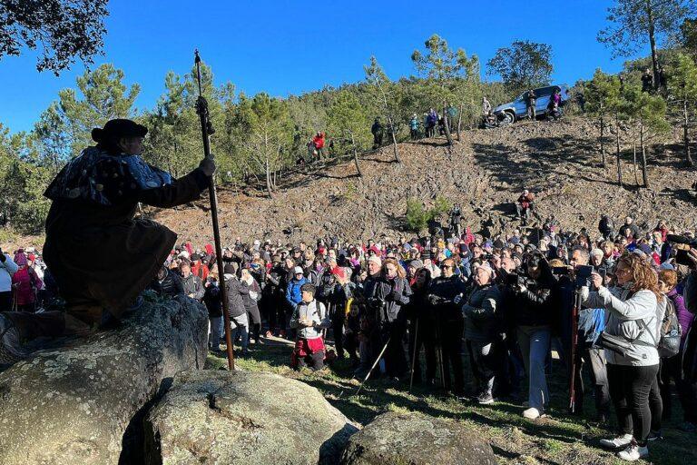 El Pare Pelegrí de Tossa i els fidels que el segueixen.