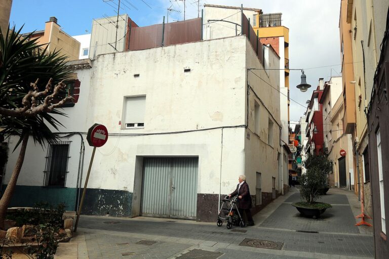 Un dels carrers del Nucli Antic amb façanes degradades