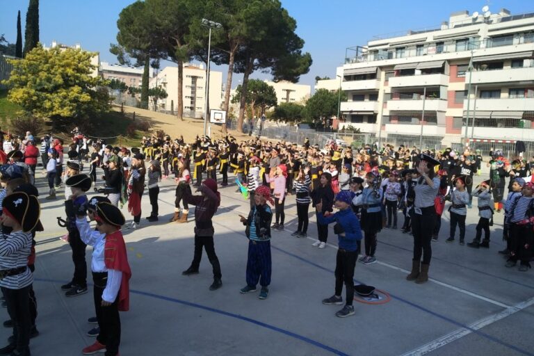 Les escoles de Lloret donen la benvinguda al Carnaval amb el Dijous Gras
