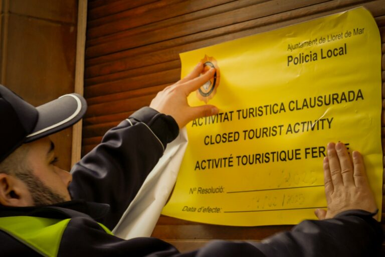 Formació a Lloret de Mar de la Policia Local per detectar apartaments turístics il·legals