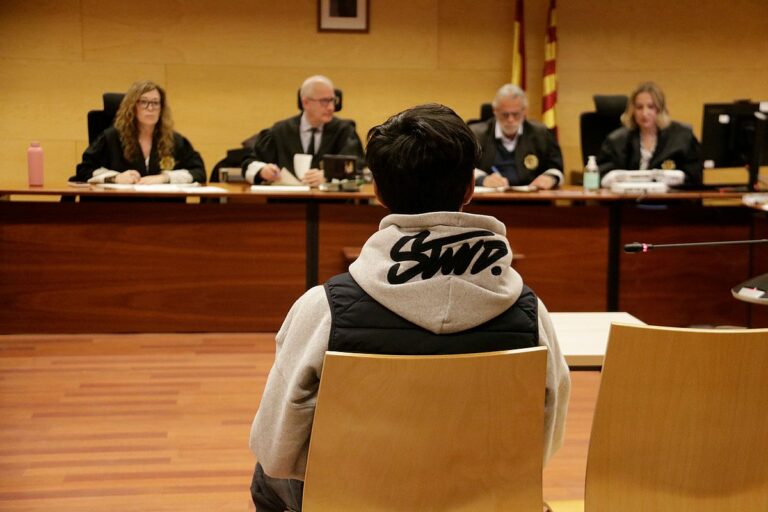 D'esquenes, el condemnat per fer tocaments a la parella de 13 anys (ACN)