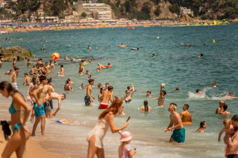 Turistes a la platja de Lloret el passat estiu