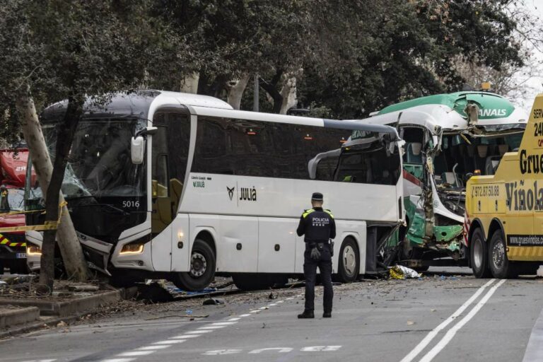 L’accident entre dos autocars a la Diagonal de Barcelona, on el límit de velocitat és de 50 km/h, es va produir a 30 km/h