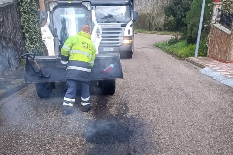 Es reparen una trentena de forats al paviment de Lloret Residencial