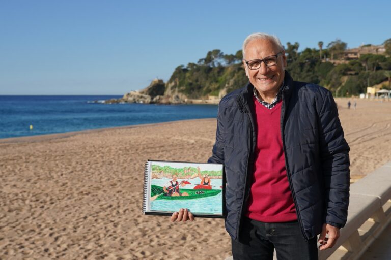 Àlex Ragull, mostrant un dels seus dibuixos