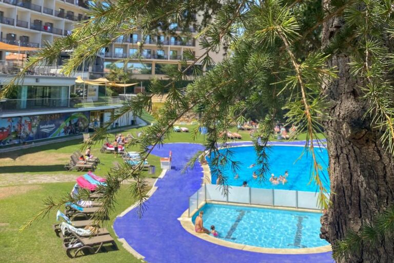 La piscina d'un hotel de Lloret (Hotel Samba)