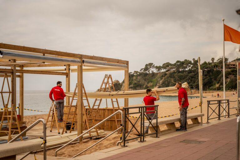 Muntant un dels bars de la platja