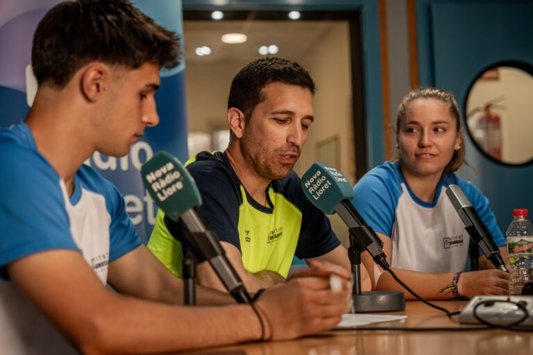 Alumnes i professor durant l'entrevista a la ràdio
