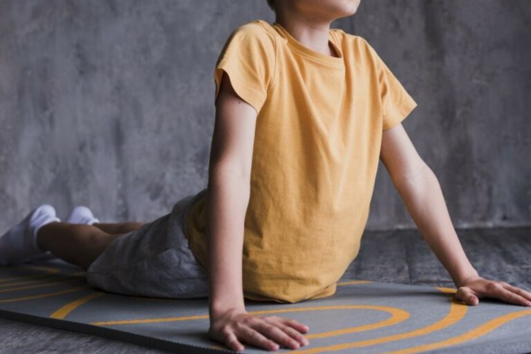 Un infant practicant ioga (Autism Online Magazine)