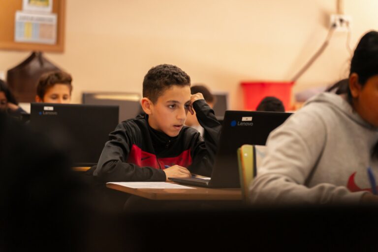 Un alumne de l'escola Esteve Carles fent les proves