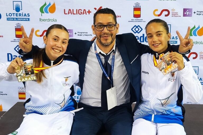 Driss Labied amb dues competidores de la seva academia