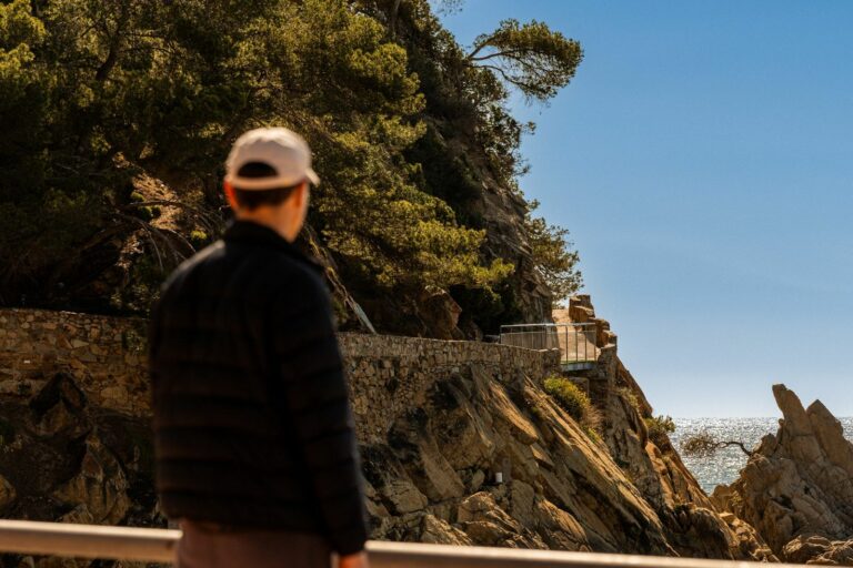 la nova passera de ferro al cami de ronda del castell