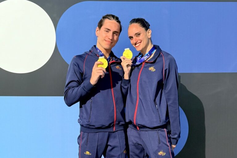 Dennis González i Mireia Hernández amb la medalla (RFEN)